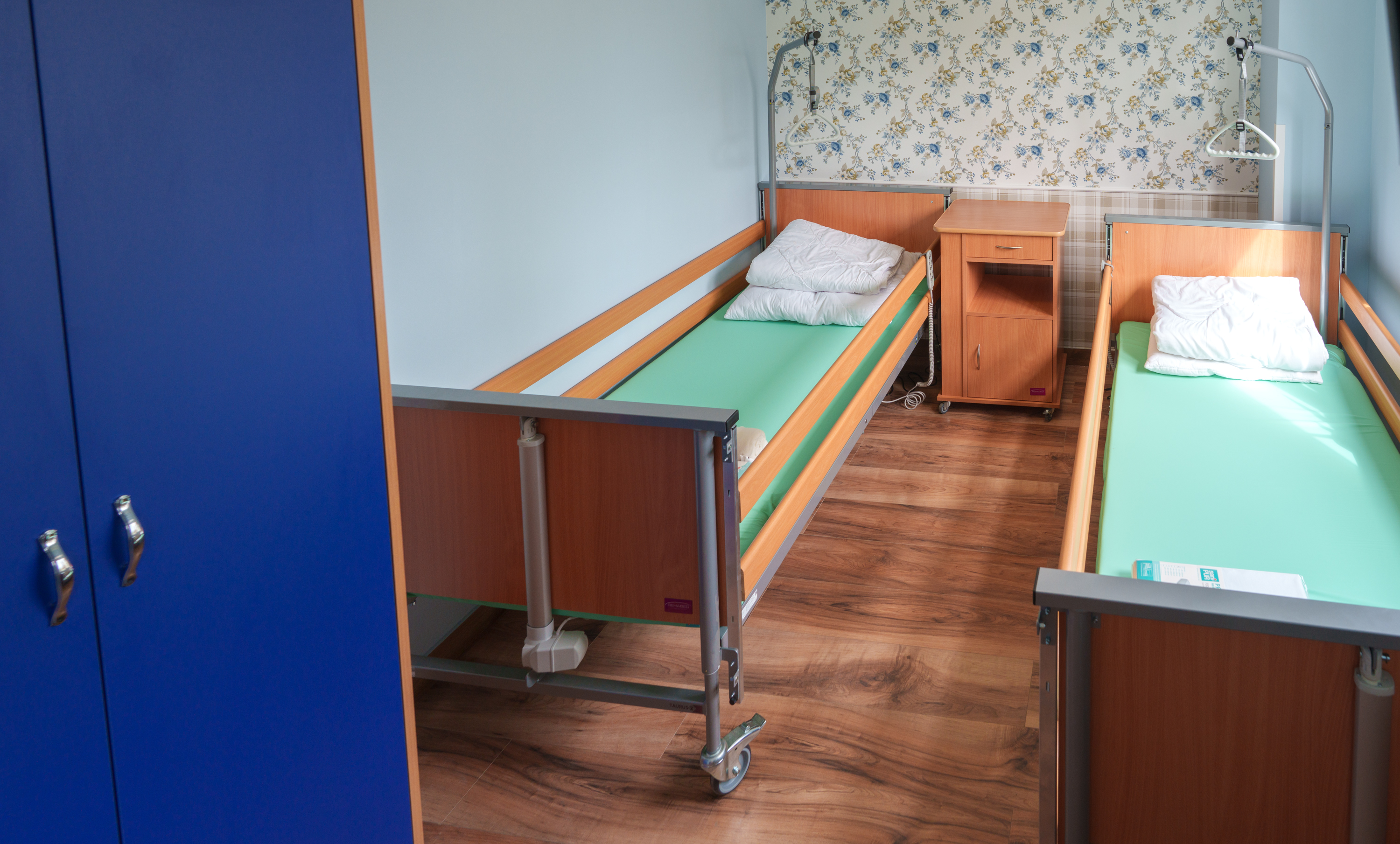 Pokój opieki z dwoma łóżkami rehabilitacyjnymi