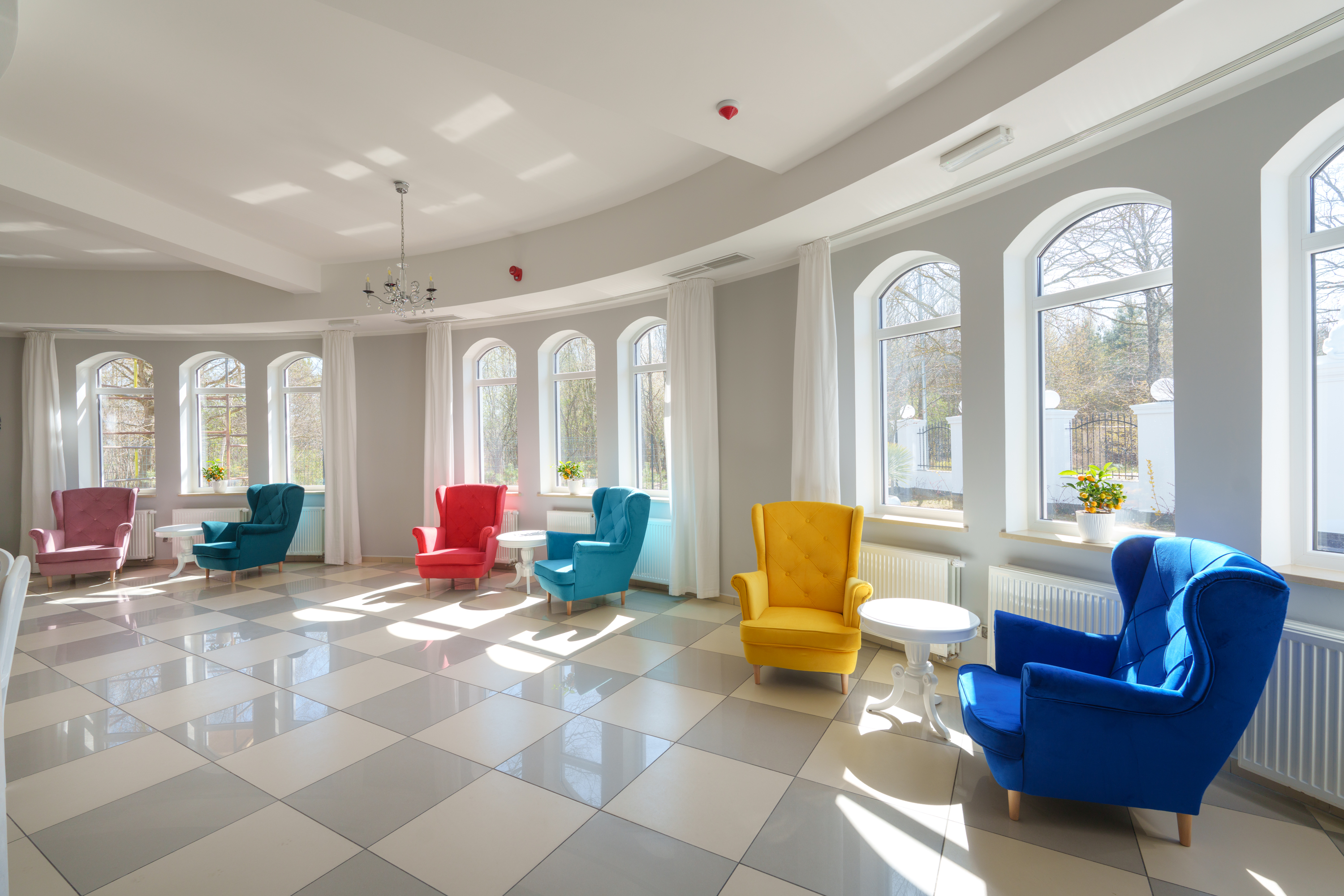 Sala dziennego pobytu Rezydencji Jantar z kolorowymi fotelami