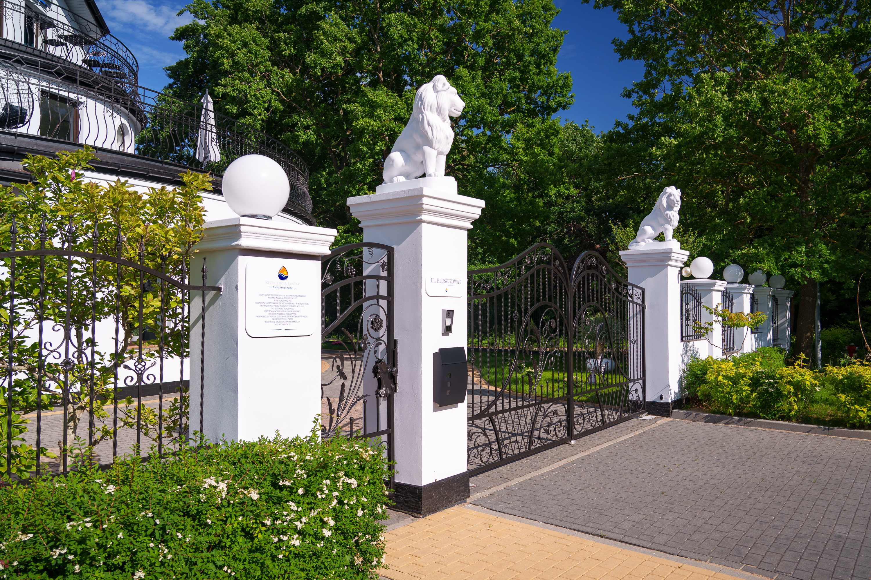 Einfahrtstor der Residenz Jantar in der Bluszczowa-Straße 9