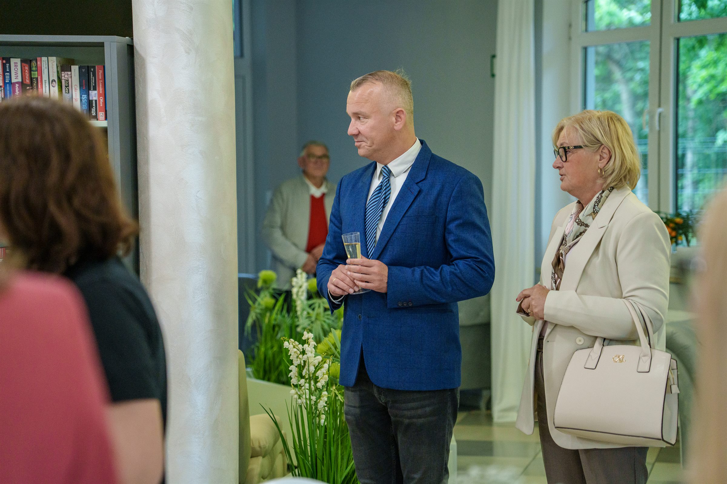Gespräche der Gäste im Foyer der Residenz Jantar am Eröffnungstag