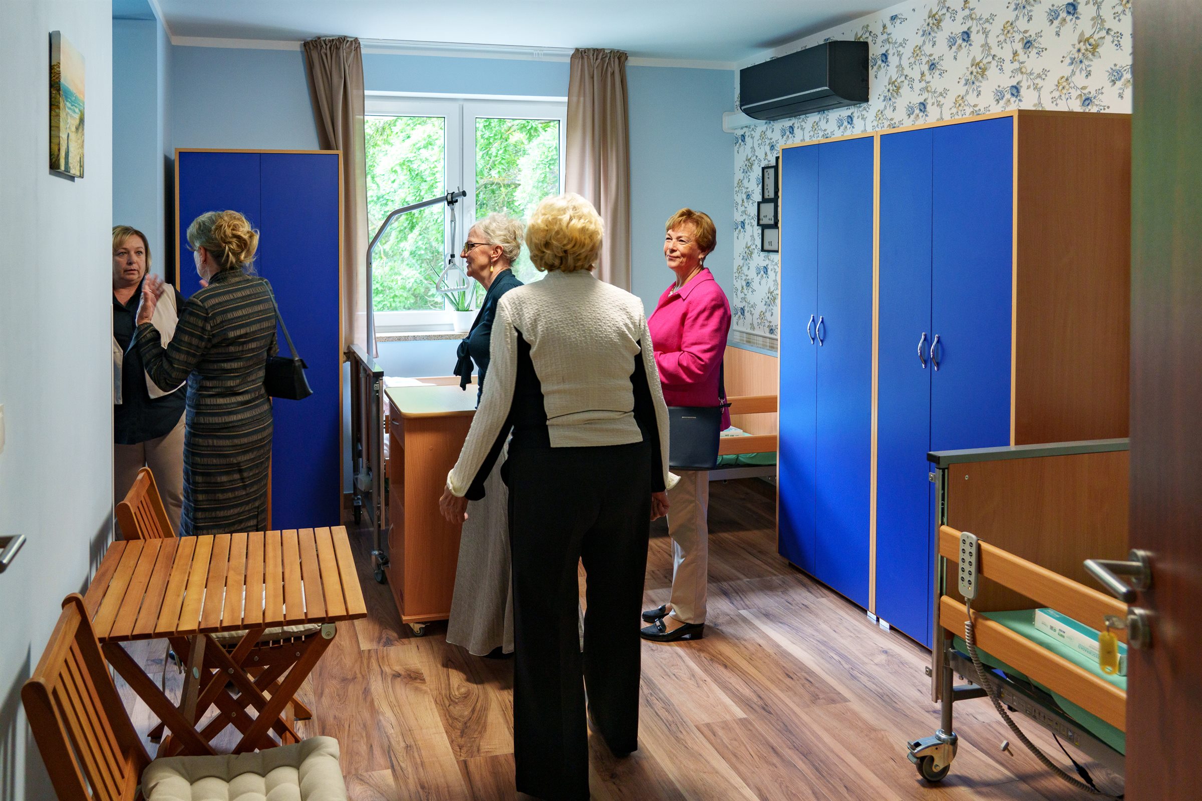 Gäste bei der Besichtigung eines Zimmers der Residenz Jantar