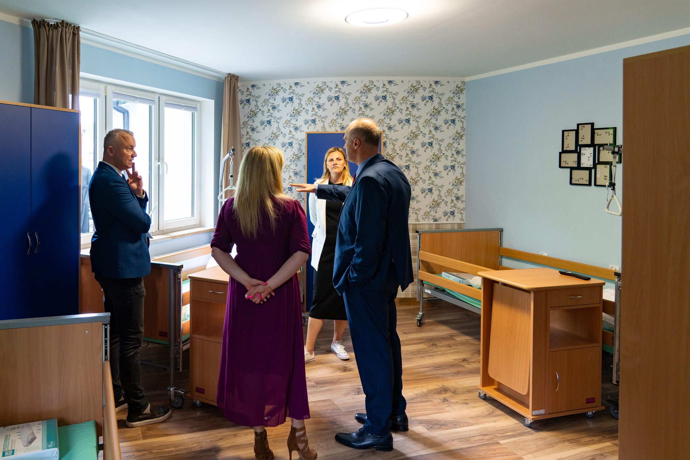 Vorstellung eines Zimmers bei der Besichtigung der Residenz Jantar