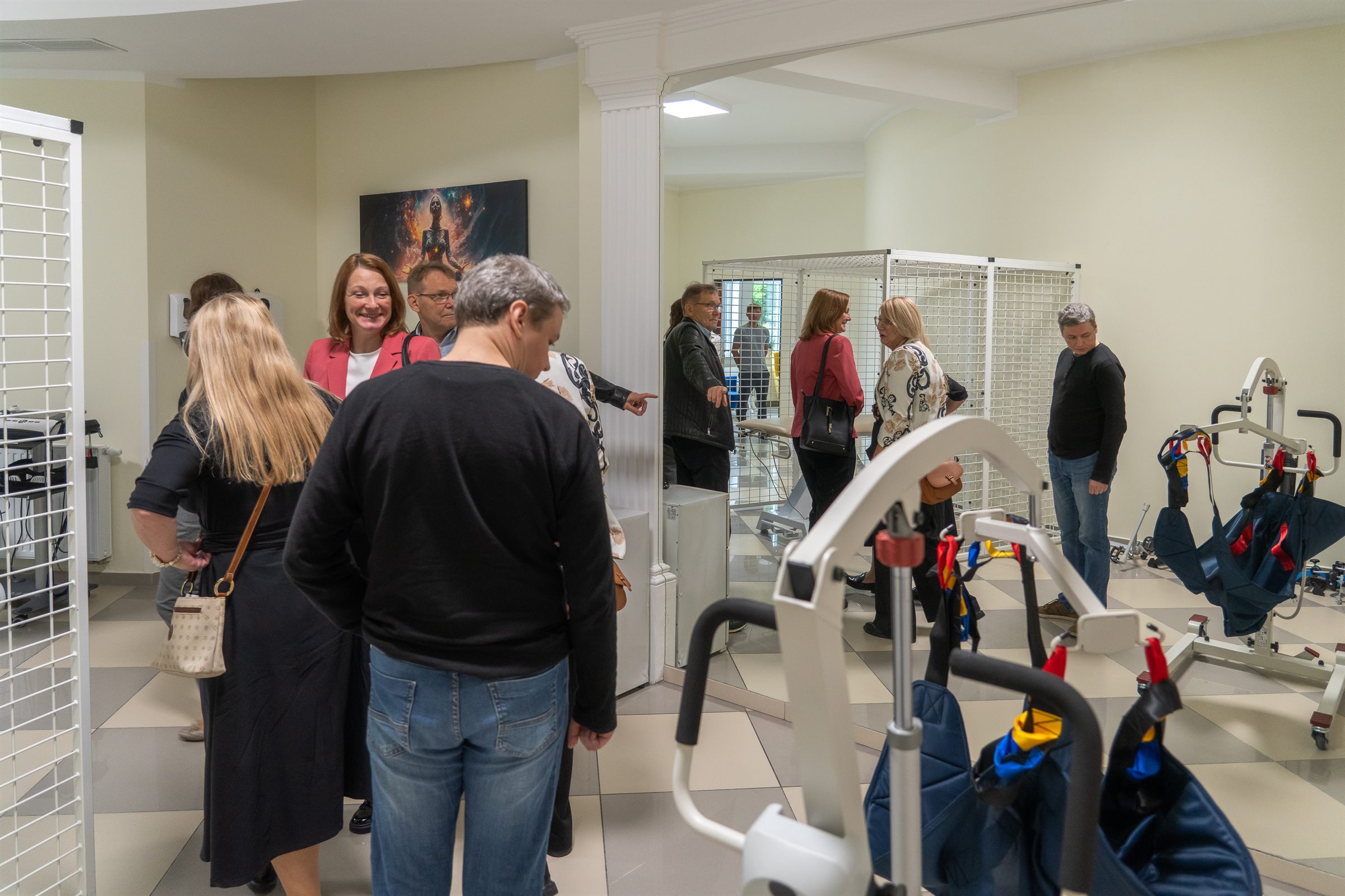 Gäste beim Kennenlernen des Rehabilitationsraums der Residenz Jantar