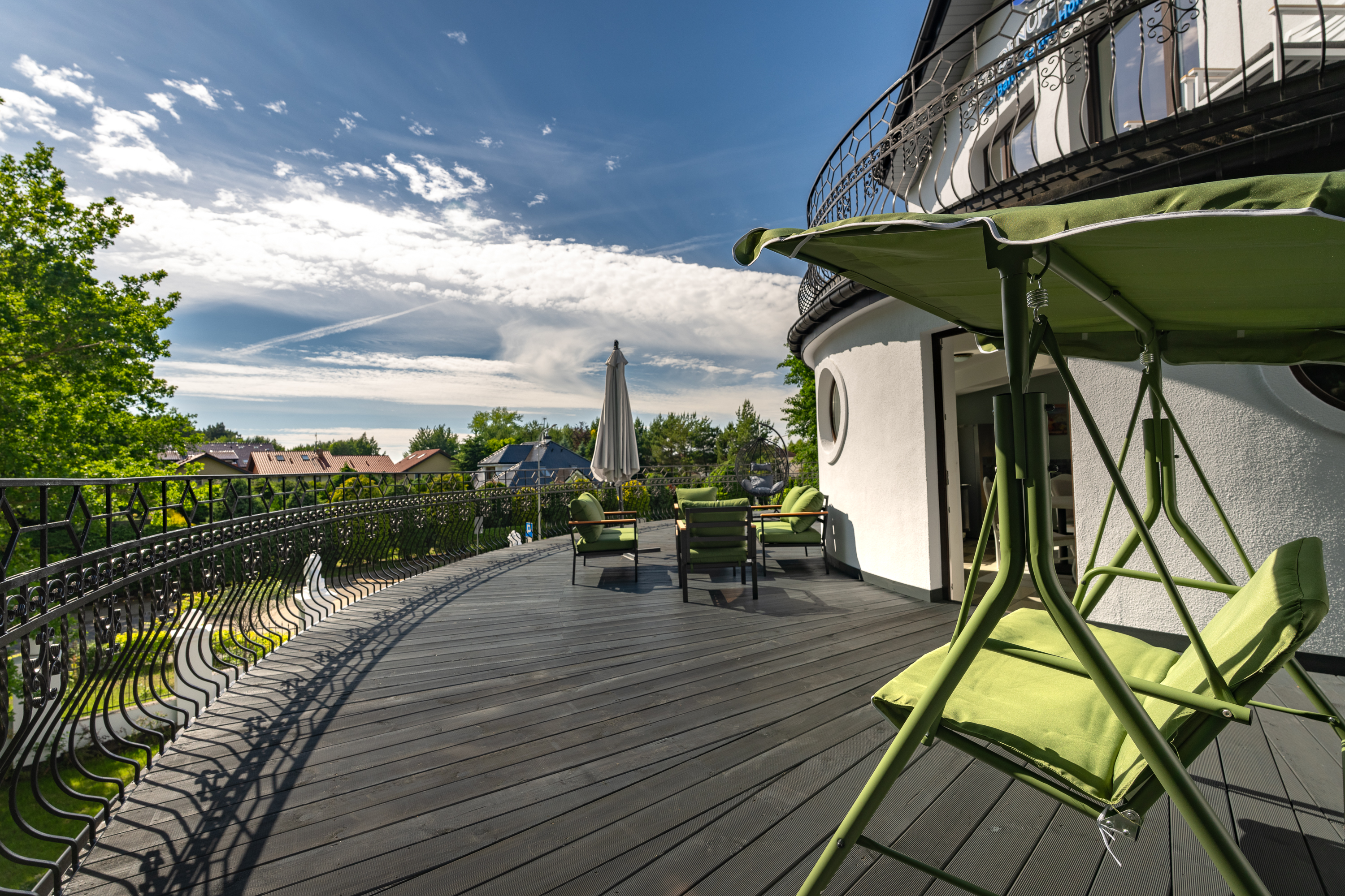 Großzügige Terrasse mit Schaukel und Sitzplätzen zum Entspannen