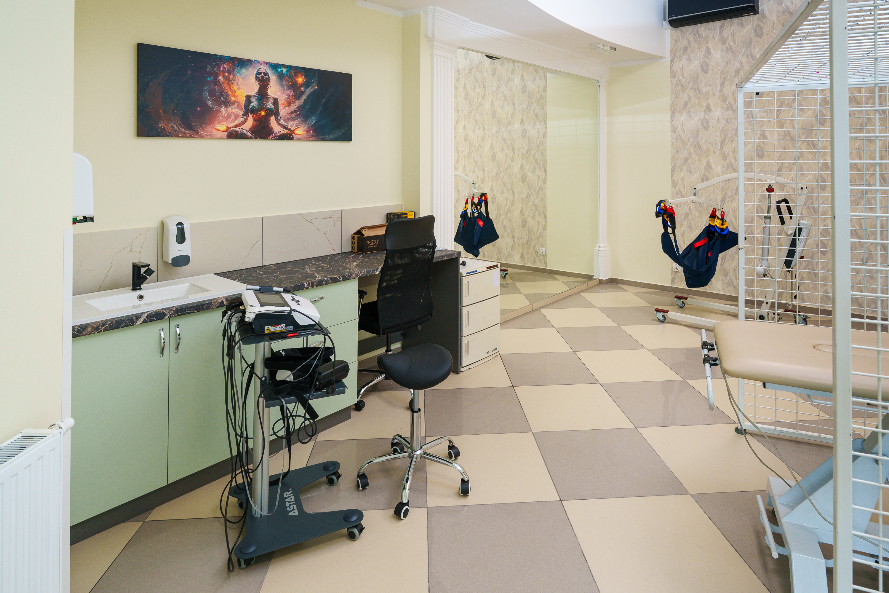 Rehabilitationsraum mit Ausstattung für die tägliche Therapie