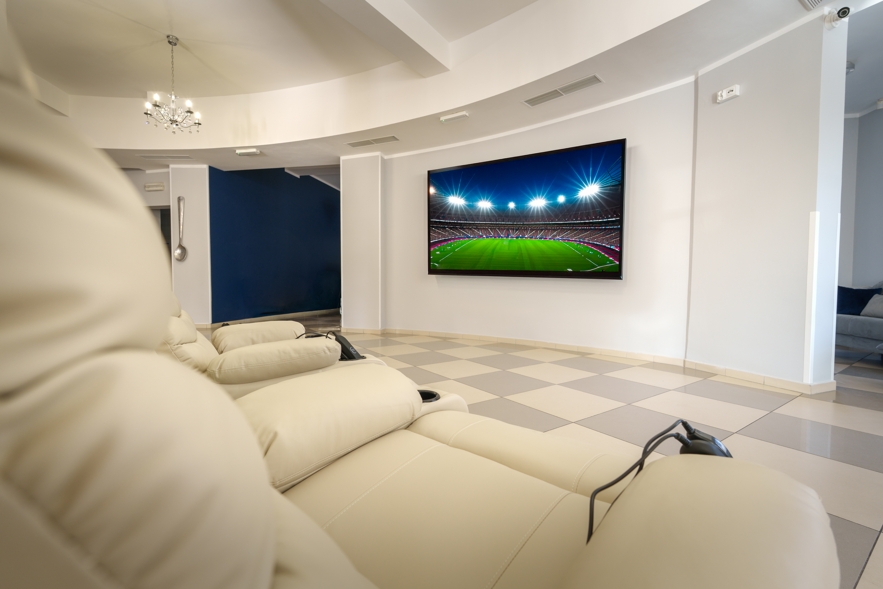 Sala telewizyjna z fotelami wypoczynkowymi